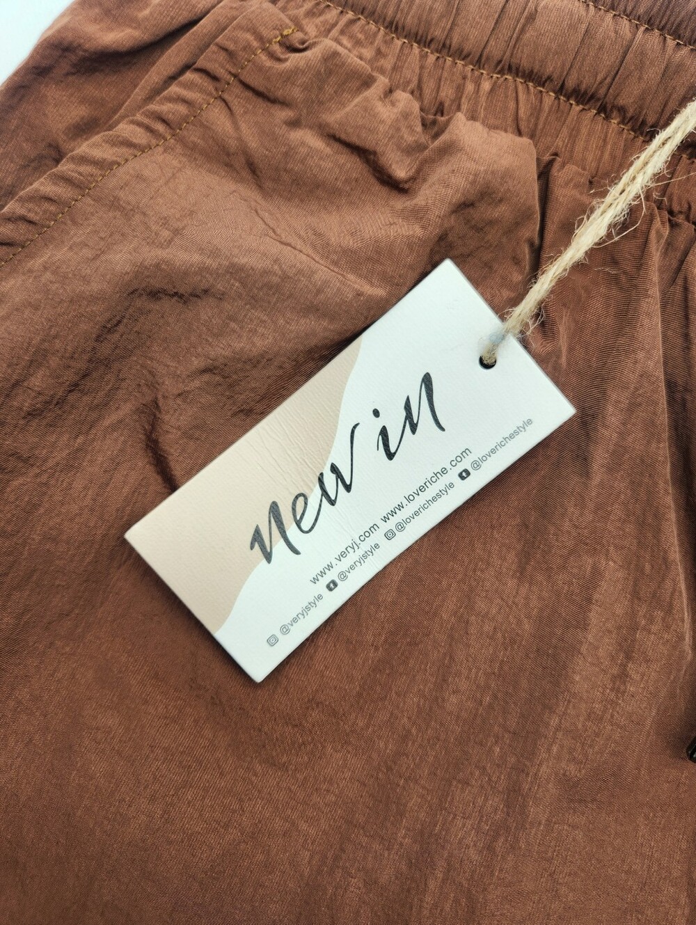New In Camel Shimmer Jogger Pants Women’s Large Lightweight Pull On NWT - Picture 4 of 8